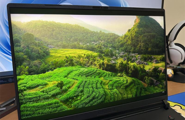 Обзор Asus ROG Strix Scar 18 (2025): невероятно мощного игрового ноутбука с RTX 5090