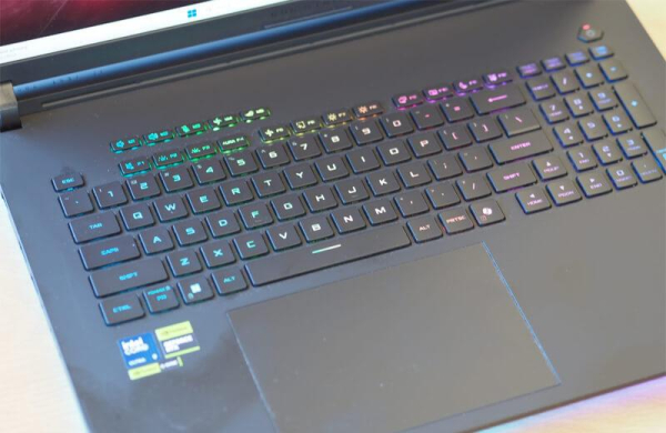 Обзор Asus ROG Strix Scar 18 (2025): невероятно мощного игрового ноутбука с RTX 5090